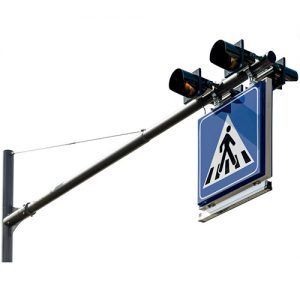 attraversamento-pedonale-luminoso-a-led-su-palo-a-sbraccio